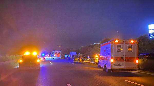Die Zugstrecke wurde nach dem Zugriff durch die Polizei wieder freigegeben, die A9 blieb vorerst weiterhin gesperrt. Polizeibeamte durchsuchten den Bus, eine Schusswaffe konnte vorerst nicht sichergestellt werden. Die Ermittlungen zu den Tathintergründen laufen.