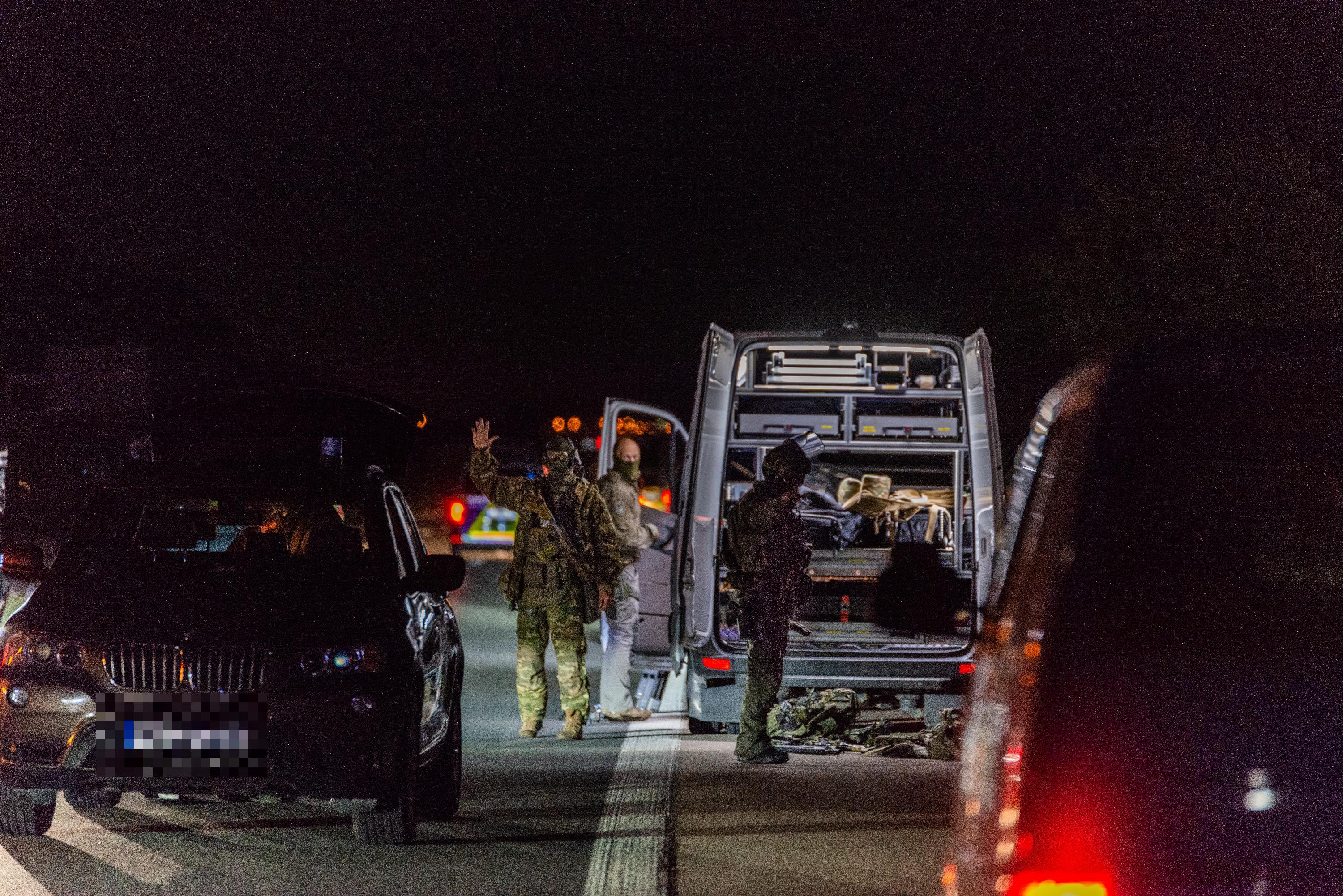Auf der A9 lief am Dienstag über Stunden ein Großeinsatz der Polizei. Auch das Spezialeinsatzkommando (SEK) war vor Ort, die Polizei sprach von einer "unklaren Bedrohungslage".