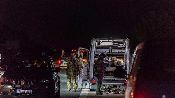 Auf der A9 lief am Dienstag über Stunden ein Großeinsatz der Polizei. Auch das Spezialeinsatzkommando (SEK) war vor Ort, die Polizei sprach von einer "unklaren Bedrohungslage".