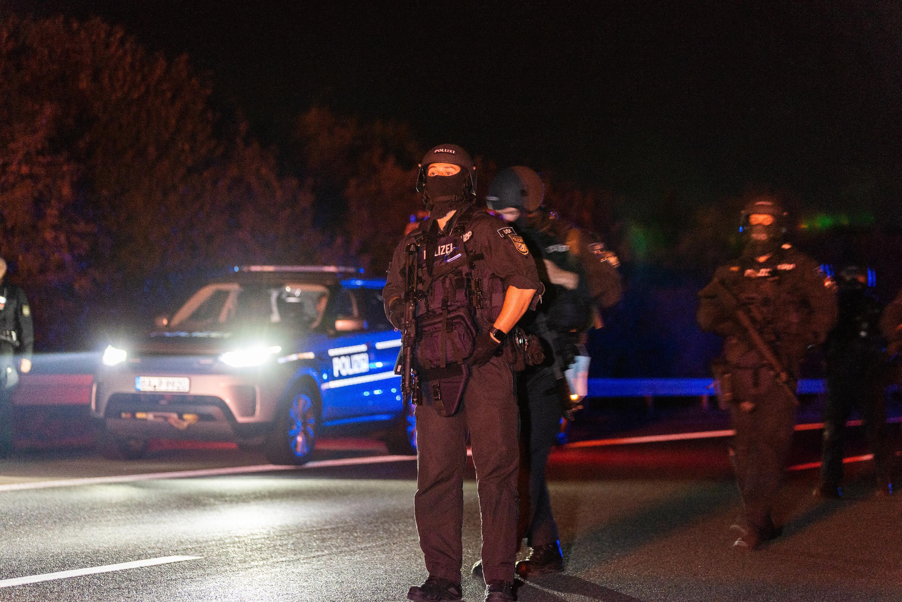 Auf der A9 lief am Dienstag über Stunden ein Großeinsatz der Polizei. Auch das Spezialeinsatzkommando (SEK) war vor Ort, die Polizei sprach von einer "unklaren Bedrohungslage".