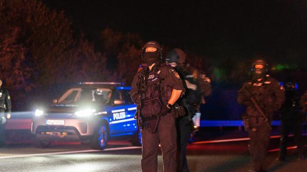 Auf der A9 lief am Dienstag über Stunden ein Großeinsatz der Polizei. Auch das Spezialeinsatzkommando (SEK) war vor Ort, die Polizei sprach von einer "unklaren Bedrohungslage".