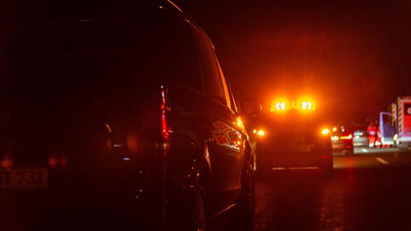 Auf der A9 lief am Dienstag über Stunden ein Großeinsatz der Polizei. Auch das Spezialeinsatzkommando (SEK) war vor Ort, die Polizei sprach von einer "unklaren Bedrohungslage".