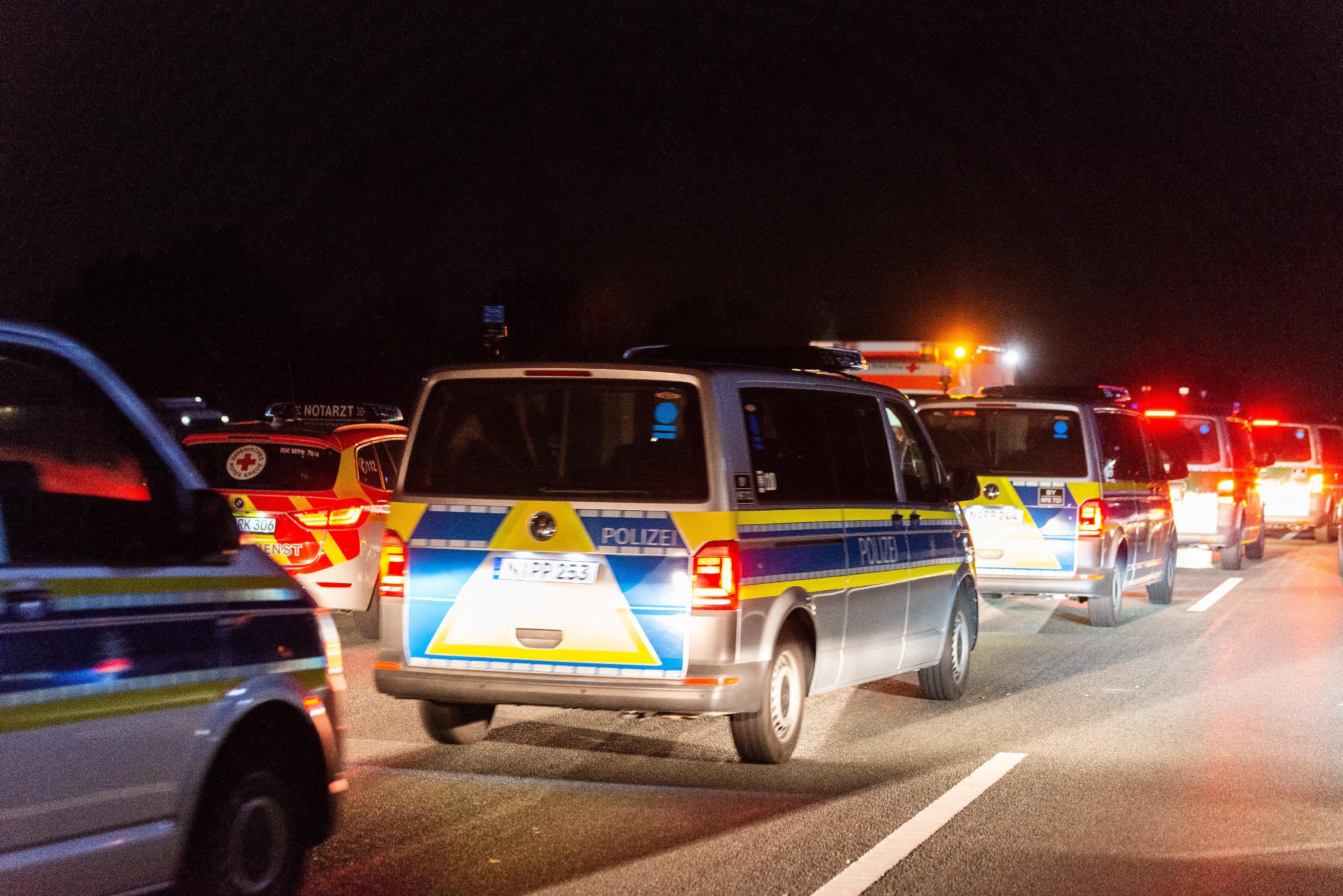 Auf der A9 lief am Dienstag über Stunden ein Großeinsatz der Polizei. Auch das Spezialeinsatzkommando (SEK) war vor Ort, die Polizei sprach von einer "unklaren Bedrohungslage".