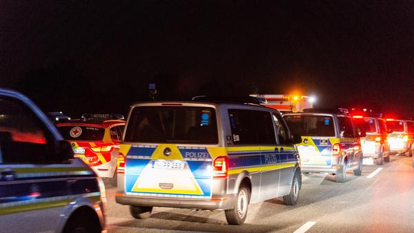 Auf der A9 lief am Dienstag über Stunden ein Großeinsatz der Polizei. Auch das Spezialeinsatzkommando (SEK) war vor Ort, die Polizei sprach von einer "unklaren Bedrohungslage".