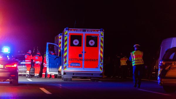 Auf der A9 lief am Dienstag über Stunden ein Großeinsatz der Polizei. Auch das Spezialeinsatzkommando (SEK) war vor Ort, die Polizei sprach von einer "unklaren Bedrohungslage".