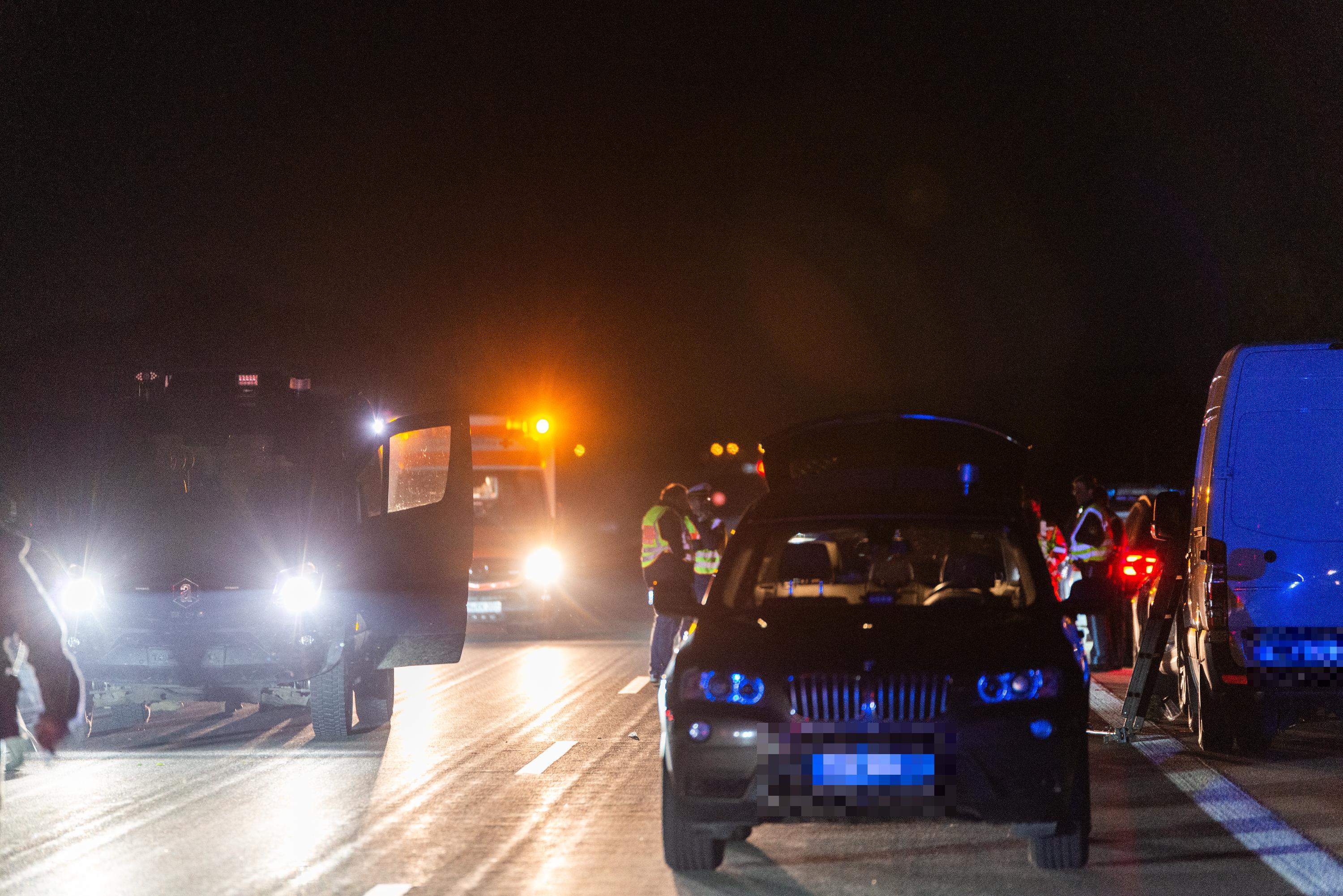 Auf der A9 lief am Dienstag über Stunden ein Großeinsatz der Polizei. Auch das Spezialeinsatzkommando (SEK) war vor Ort, die Polizei sprach von einer "unklaren Bedrohungslage".