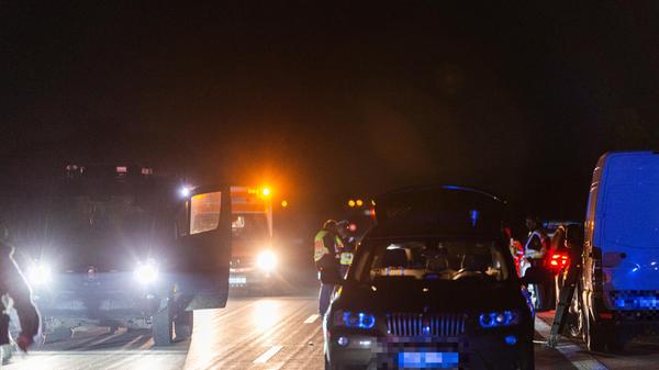 Auf der A9 lief am Dienstag über Stunden ein Großeinsatz der Polizei. Auch das Spezialeinsatzkommando (SEK) war vor Ort, die Polizei sprach von einer "unklaren Bedrohungslage".