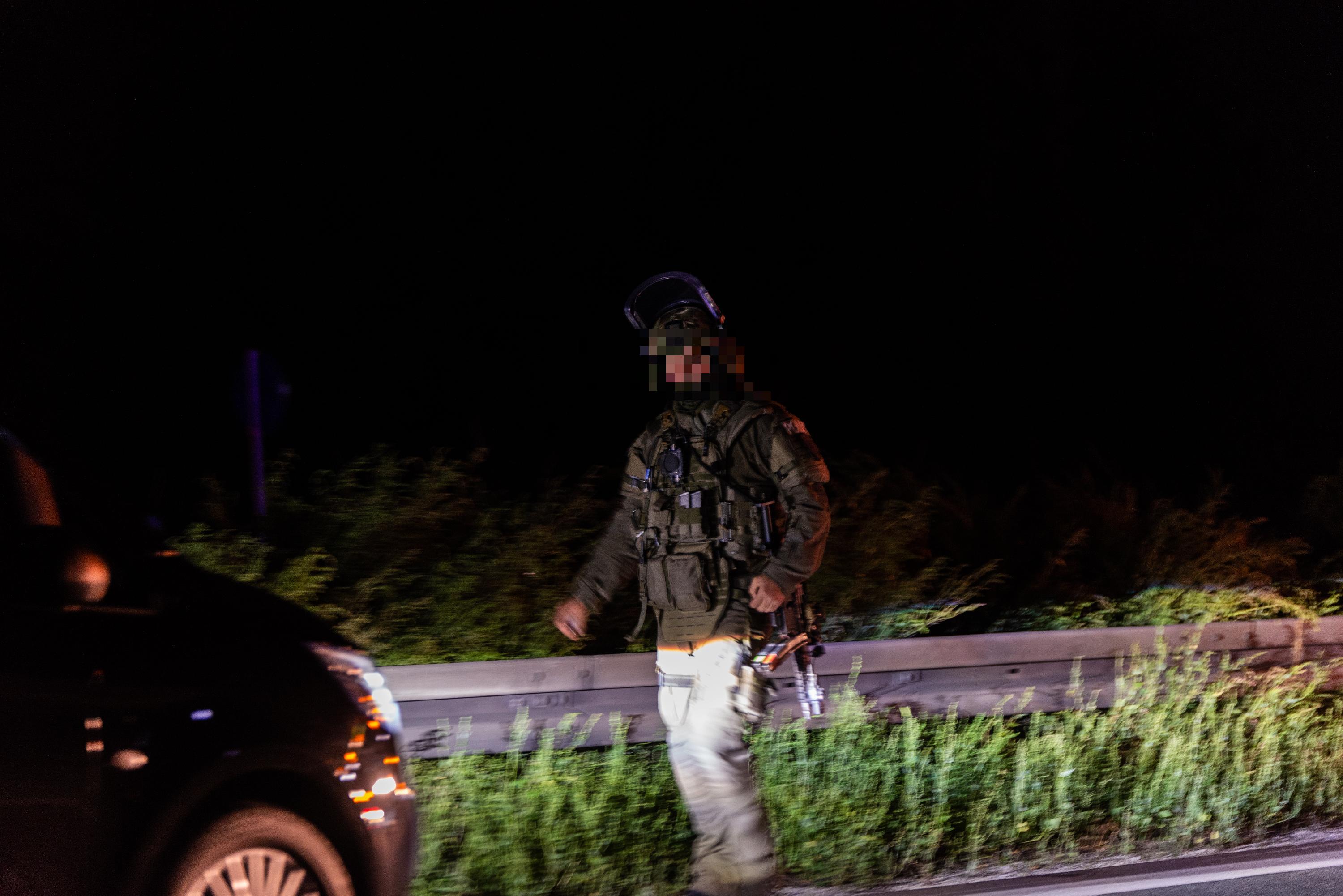 Auf der A9 lief am Dienstag über Stunden ein Großeinsatz der Polizei. Auch das Spezialeinsatzkommando (SEK) war vor Ort, die Polizei sprach von einer "unklaren Bedrohungslage".