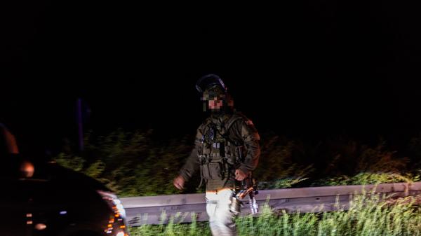 Auf der A9 lief am Dienstag über Stunden ein Großeinsatz der Polizei. Auch das Spezialeinsatzkommando (SEK) war vor Ort, die Polizei sprach von einer "unklaren Bedrohungslage".