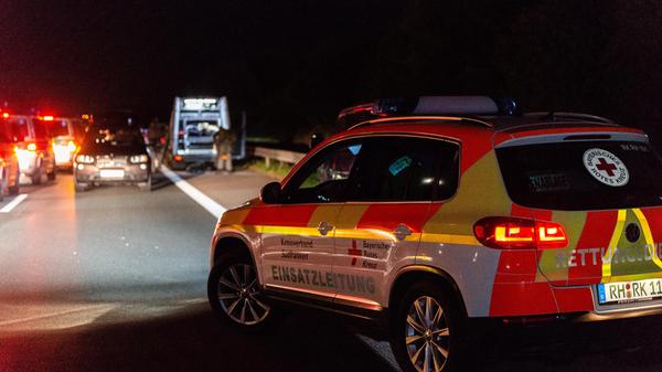 Auf der A9 lief am Dienstag über Stunden ein Großeinsatz der Polizei. Auch das Spezialeinsatzkommando (SEK) war vor Ort, die Polizei sprach von einer "unklaren Bedrohungslage".