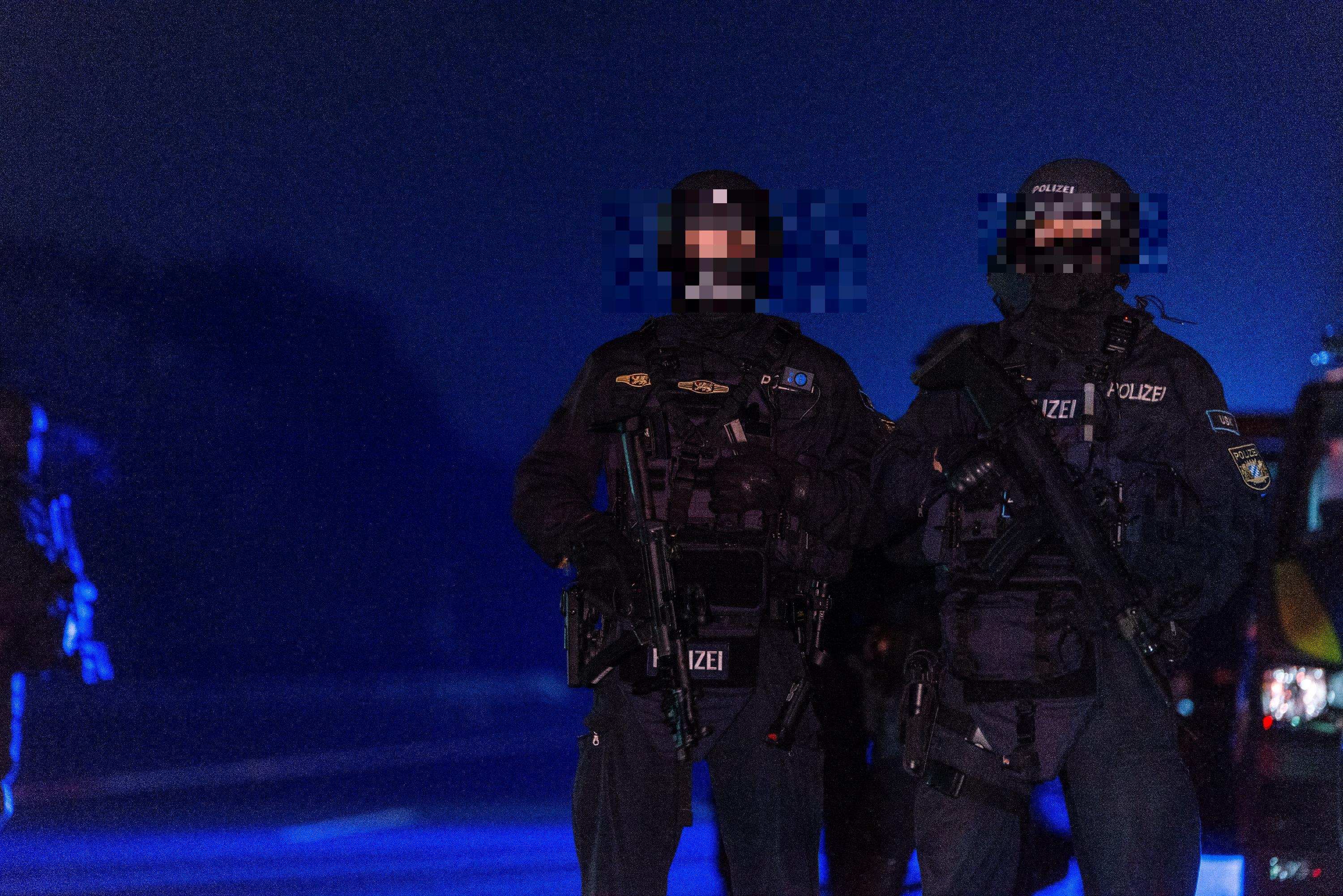 Auf der A9 lief am Dienstag über Stunden ein Großeinsatz der Polizei. Auch das Spezialeinsatzkommando (SEK) war vor Ort, die Polizei sprach von einer "unklaren Bedrohungslage".