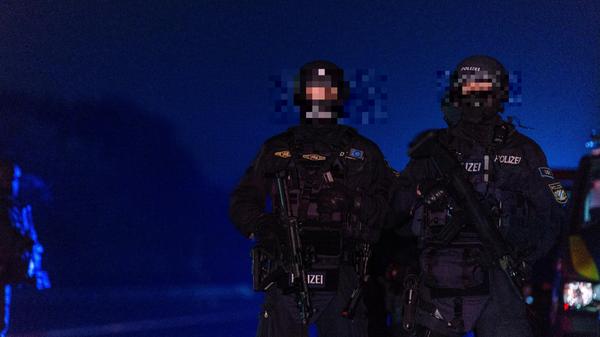 Auf der A9 lief am Dienstag über Stunden ein Großeinsatz der Polizei. Auch das Spezialeinsatzkommando (SEK) war vor Ort, die Polizei sprach von einer "unklaren Bedrohungslage".