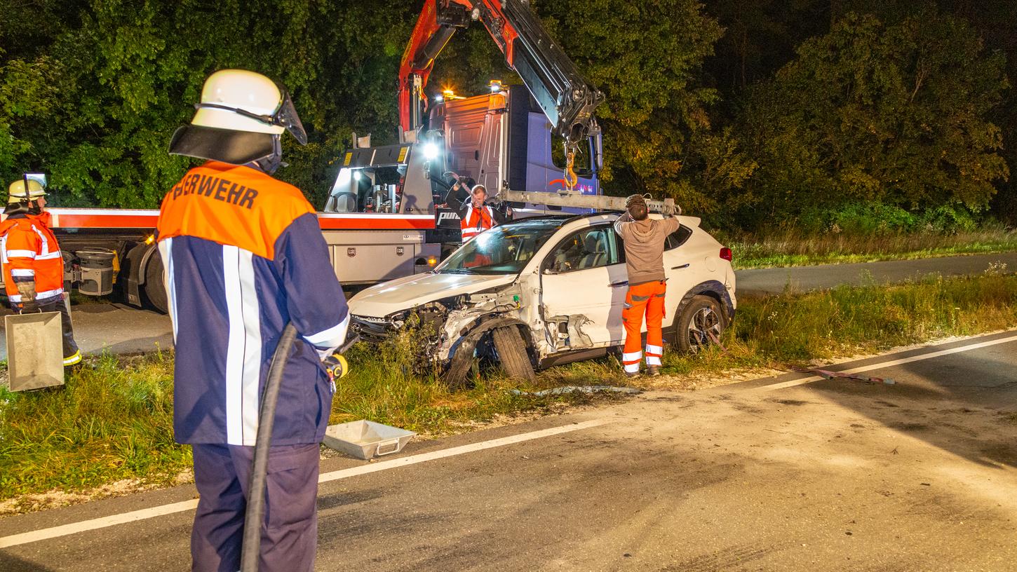 Nach Unfall bei Feucht: Fahrer flüchtet zu Fuß - Polizei sucht mit Hunden und Hubschraubern Nach Unfall bei Feucht: Fahrer flüchtet zu Fuß - Polizei sucht mit Hunden und Hubschraubern