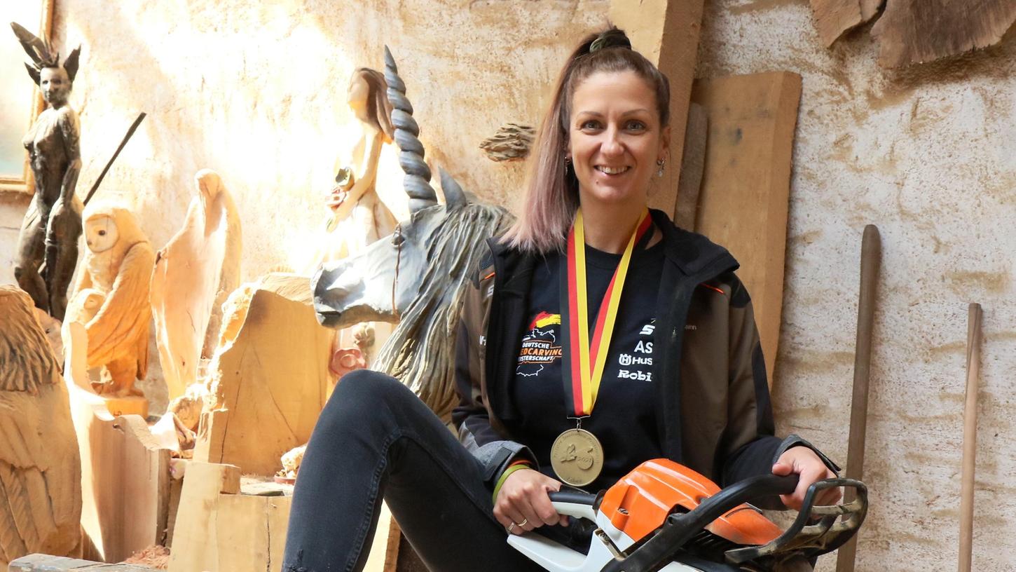 Theresia Hofmann fertigt in Attelsdorf Holzfiguren und ist Deutsche Meisterin.
Theresia Hofmann fertigt in Attelsdorf Holzfiguren und ist Deutsche Meisterin.