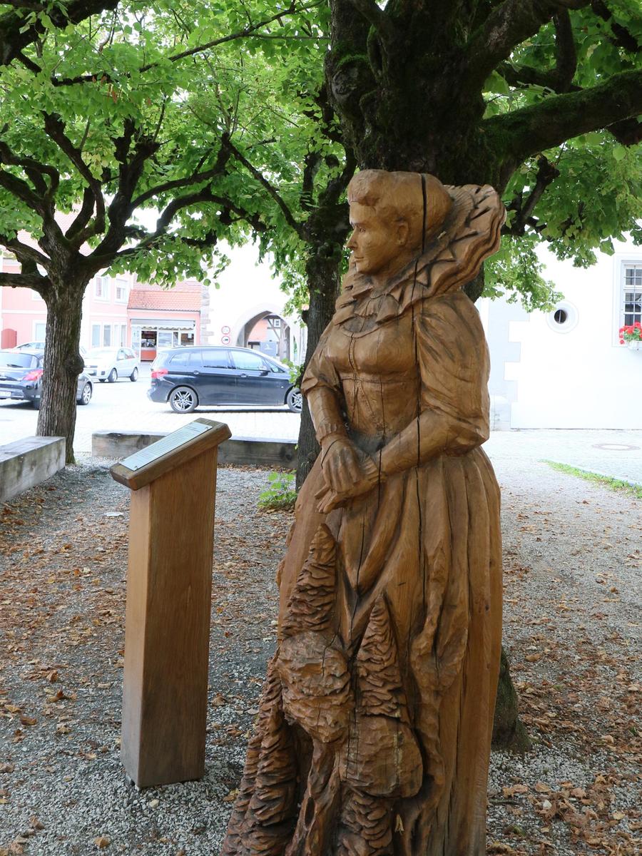 Die Edeldame ist eines der Werke Hofmanns und ist in Schlüsselfeld von großer Bedeutung.
Die Edeldame ist eines der Werke Hofmanns und ist in Schlüsselfeld von großer Bedeutung.