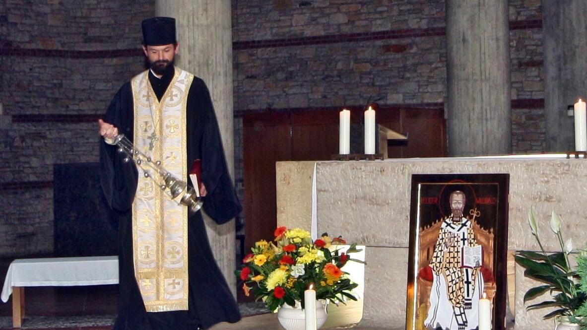 Der ehemalige Kaplan Andrii Khymchuk hat die Willibaldsikone, die unter anderem mit einem faszinierenden 3D-Effekt besticht, nicht nur geschrieben, sondern sie nun auch gleich eingeweiht. Der ehemalige Kaplan Andrii Khymchuk hat die Willibaldsikone, die unter anderem mit einem faszinierenden 3D-Effekt besticht, nicht nur geschrieben, sondern sie nun auch gleich eingeweiht.