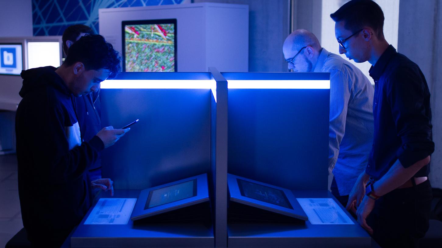 Im Zukunftsmuseum in Nürnberg können Besucherinnen und Besucher die Grenzen der künstlichen Intelligenz testen.