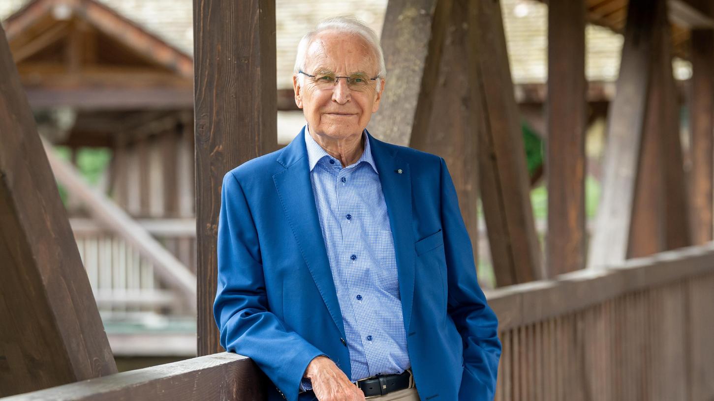 Brückenschlagen gehört nicht zu den Stärken von Edmund Stoiber. Die hier aber schätzt er, sie führt in seiner Heimatstadt Wolfratshausen über die Loisach.