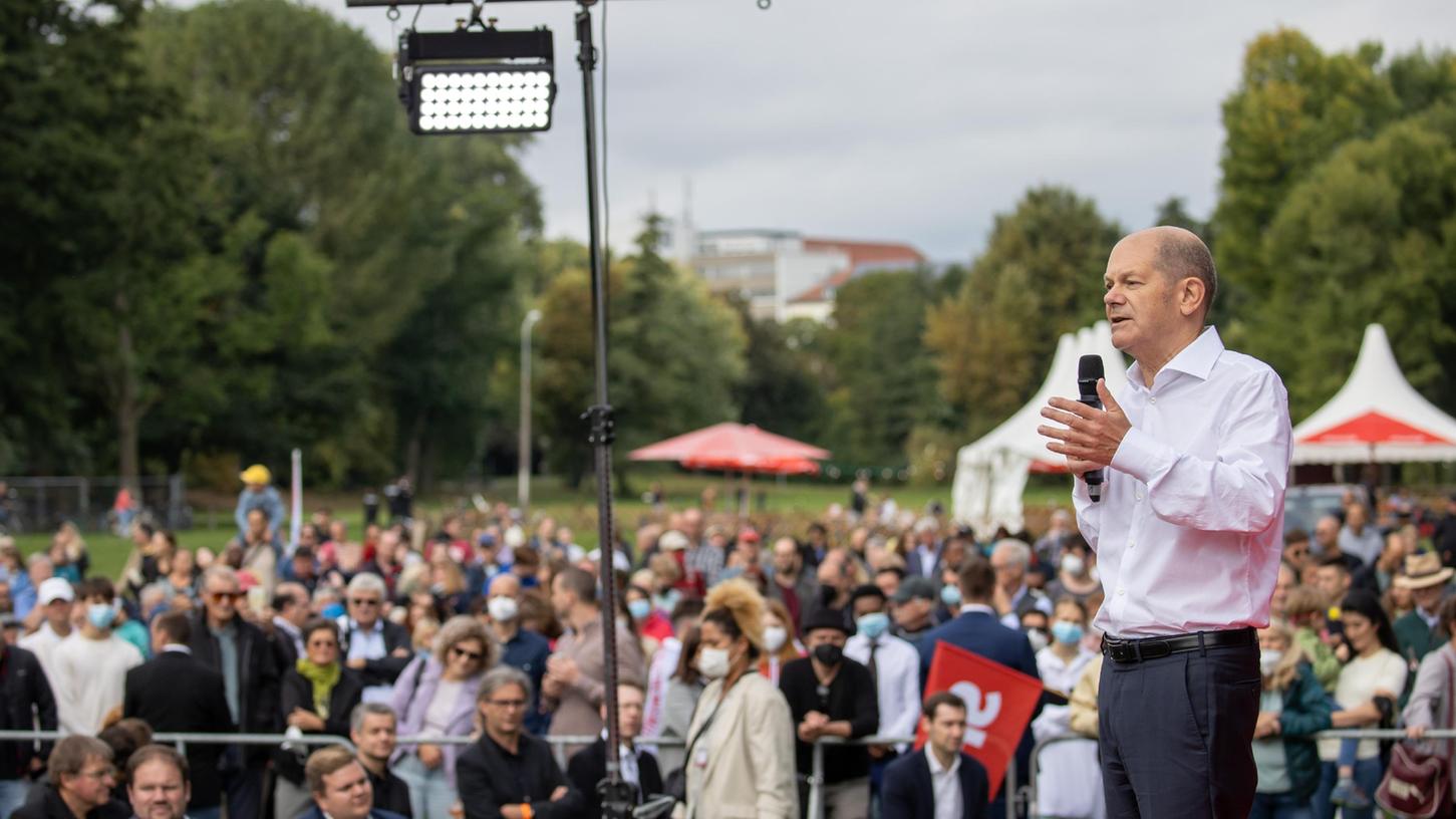 Auch vor Scholz' Auftritt in Nürnberg vergangenen Sonntag war der Andrang von Menschen, die sich anmelden wollten, so groß, dass die SPD die Veranstaltung vom Tucherhof-Biergarten auf die Wöhrder Wiese verlegte.
Auch vor Scholz' Auftritt in Nürnberg vergangenen Sonntag war der Andrang von Menschen, die sich anmelden wollten, so groß, dass die SPD die Veranstaltung vom Tucherhof-Biergarten auf die Wöhrder Wiese verlegte.