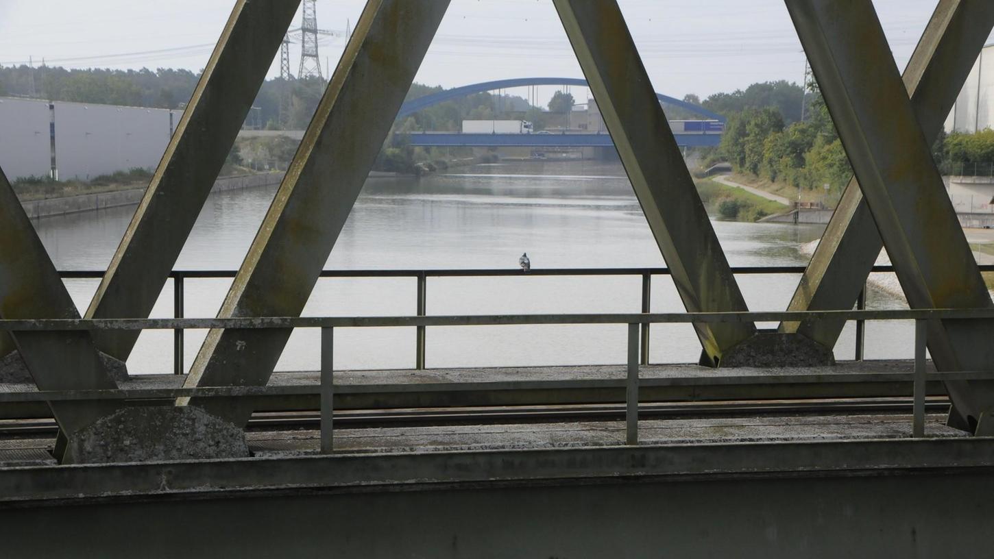 Noch kein regelmäßiger Personenzugverkehr in Sicht - die Taube kann ruhig auf dem Geländer der Kanalbrücke der Aurachtalbahntrasse sitzen. Hinten die neue Autobahnbrücke, dahinter die Schleuse Kriegenbrunn.