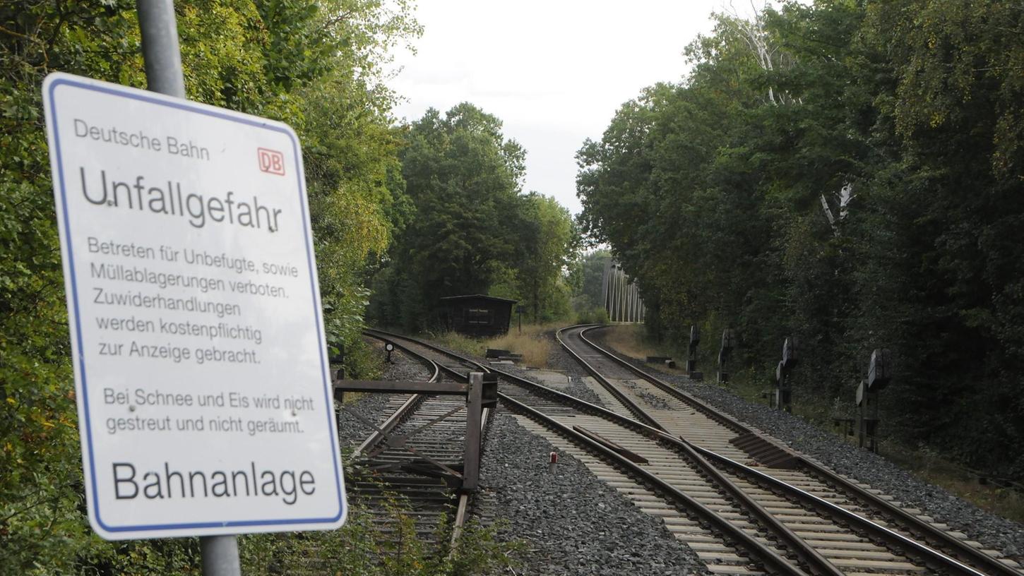 Der Blick vom alten Bahnhof Frauenaurach in Richtung Erlangen. Die Schienen der Aurachtalbahn liegen noch größtenteils. Ihre Reaktivierung ist dennoch nicht einfach.