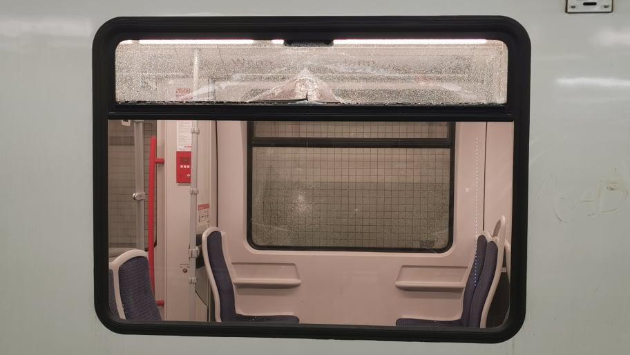 Attacke auf U-Bahnen: Der Hammer durchschlug an der Haltestelle Rathenauplatz dieses Fenster eines Zuges der U2.