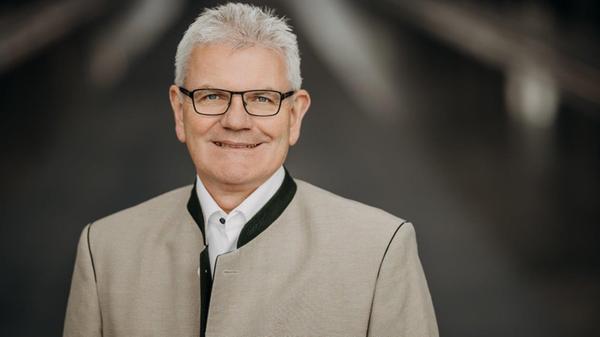 Die Stadt Ansbach sowie die Kreise Ansbach und Weißenburg-Gunzenhausen bilden bei der Bundestagswahl 2021 einen Wahlkreis mit 321.000 Einwohnern. Und die dortigen Wähler entschieden: Artur Auernhammer soll direkt in den Bundestag ziehen. Bereits bei der Wahl 2017 setzte er sich gegen die Konkurrenz durch.