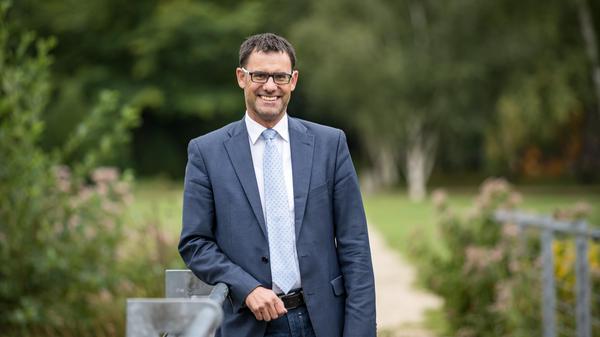 Die Bürger in Roth mussten sich nach der Wahl ein neues Stadtoberhaupt suchen. Der bisherige Bürgermeister Ralph Edelhäußer (CSU) holte im Wahlkreis Roth das Direktmandat. Er wurde damit Abgeordneter im Bundestag.