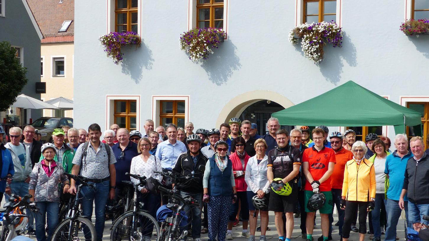 Mit Rad, Helm und viel Interesse am kommunalen Geschehen ausgestattet, begaben sich die Teilnehmer auf die von Bürgermeister Alexander Dorr geführte Radtour mit Start am Rathaus