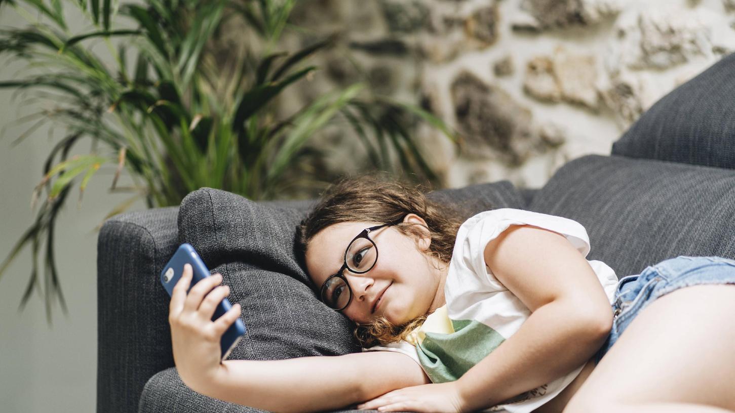 Mal ehrlich: Wann haben Sie mit Ihrem Kind das letzte Mal darüber gesprochen, mit welchen Inhalten Ihr Kind über das Handy konfrontiert wird?
Mal ehrlich: Wann haben Sie mit Ihrem Kind das letzte Mal darüber gesprochen, mit welchen Inhalten Ihr Kind über das Handy konfrontiert wird?
