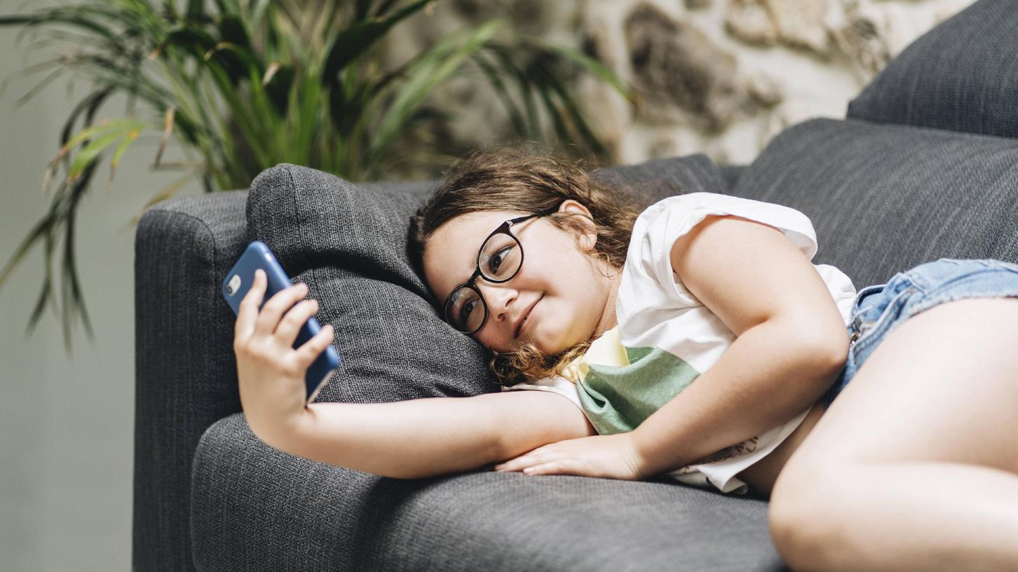 Mal ehrlich: Wann haben Sie mit Ihrem Kind das letzte Mal darüber gesprochen, mit welchen Inhalten Ihr Kind über das Handy konfrontiert wird? Mal ehrlich: Wann haben Sie mit Ihrem Kind das letzte Mal darüber gesprochen, mit welchen Inhalten Ihr Kind über das Handy konfrontiert wird?