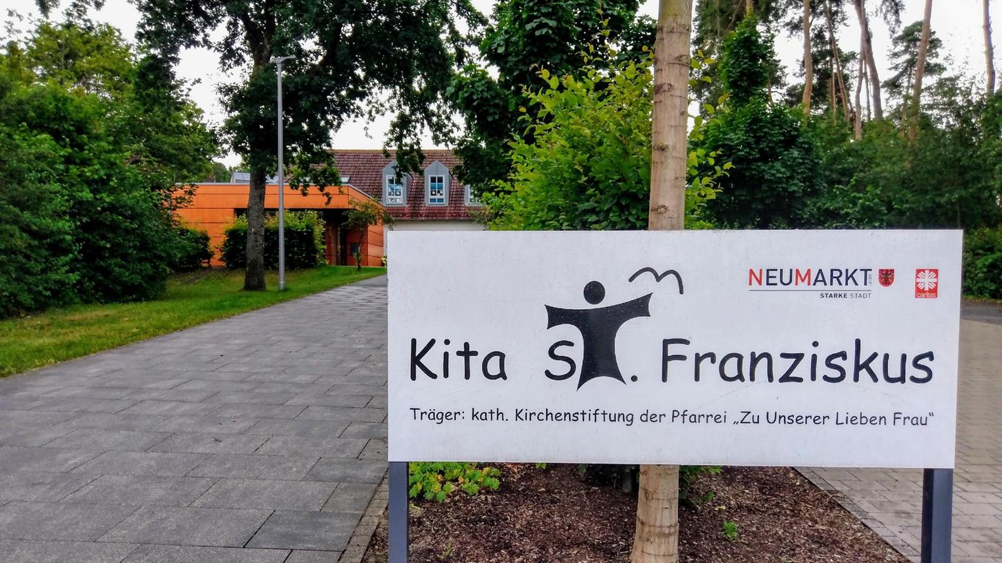 Die  erste der Betriebsvereinbarungen schloss die Stadt Neumarkt mit dem Kindergarten St. Franziskus. 