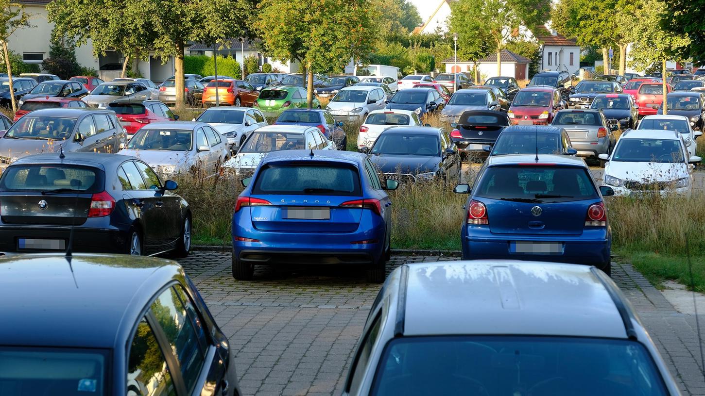 Nachdem das Parkraumkonzept für die Innenstadt viel Kritik ausgelöst hat, will OB Schröppel nachbessern lassen. Das grundsätzliche Ziel soll sein, die Dauerparker möglichst auf den Kirchweihplatz zu lenken, damit unetr anderem am Seeweiher mehr Platz für Besucher der Altstadt ist.