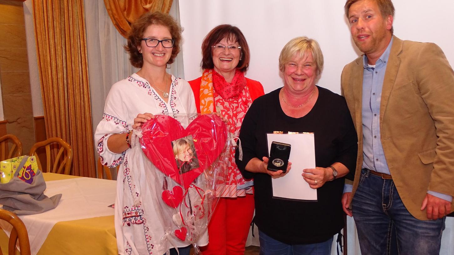 Die beiden Vorsitzenden des Pleinfelder SPD-Ortsvereins, Astrid Weiße (links) und Felix Michahelles, freuten sich, dass von der Ehrung im Vorfeld nichts nach außen drang. Christa Naaß übernahm gerne die Laudatio, um die völlig überraschte Inge Dorschner zu würdigen. Die beiden Vorsitzenden des Pleinfelder SPD-Ortsvereins, Astrid Weiße (links) und Felix Michahelles, freuten sich, dass von der Ehrung im Vorfeld nichts nach außen drang. Christa Naaß übernahm gerne die Laudatio, um die völlig überraschte Inge Dorschner zu würdigen.