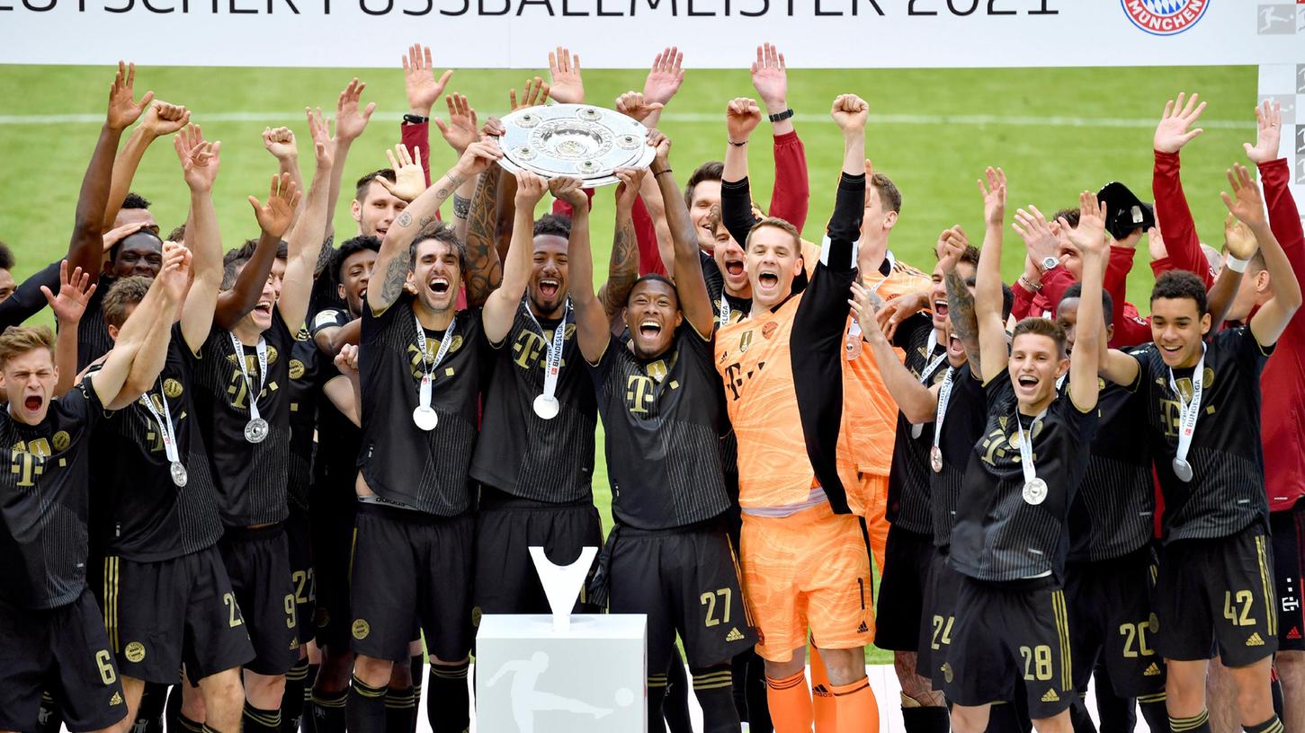 Kurz mal jubeln für das Erinnerungsfoto: Die Fußballer des FC Bayern feiern den neunten Meistertitel in Serie.