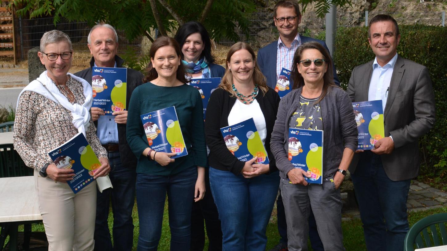 Freuen sich über die Außenstelle (v.l.): Marion Rossa-Schuster (VHS-Leitung), Markus Grüner (Bürgermeister Obertrubach), Britta Braun (Außenstellenleiterin Egloffstein), Barbara Bauer (Mitarbeiterin Obertubach), Tanja Dvorak (Außenstellenleiterin Pretzfeld), Steffen Lipfert (Bürgermeister Pretzfeld), Silvia Bessler (stellv. VHS-Leitung) und Stefan Förtsch (Bürgermeister Egloffstein).