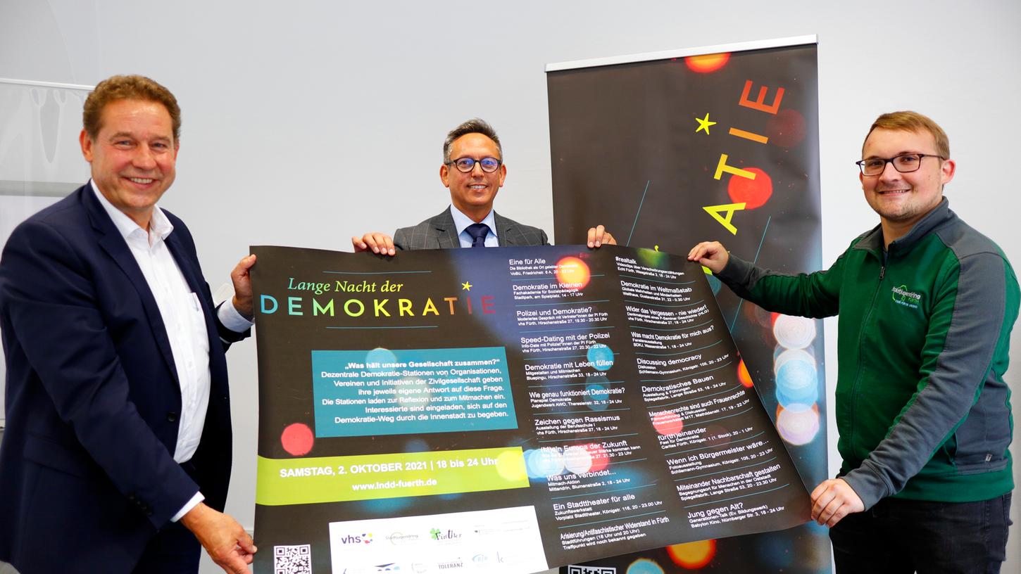 Bürgermeister Markus Braun (li.), VHS-Direktor Felice Balletta (M.) und Benedikt Rampelt (Stadtjugendring) freuen sich auf die „Lange Nacht der Demokratie“ am 2. Oktober.  