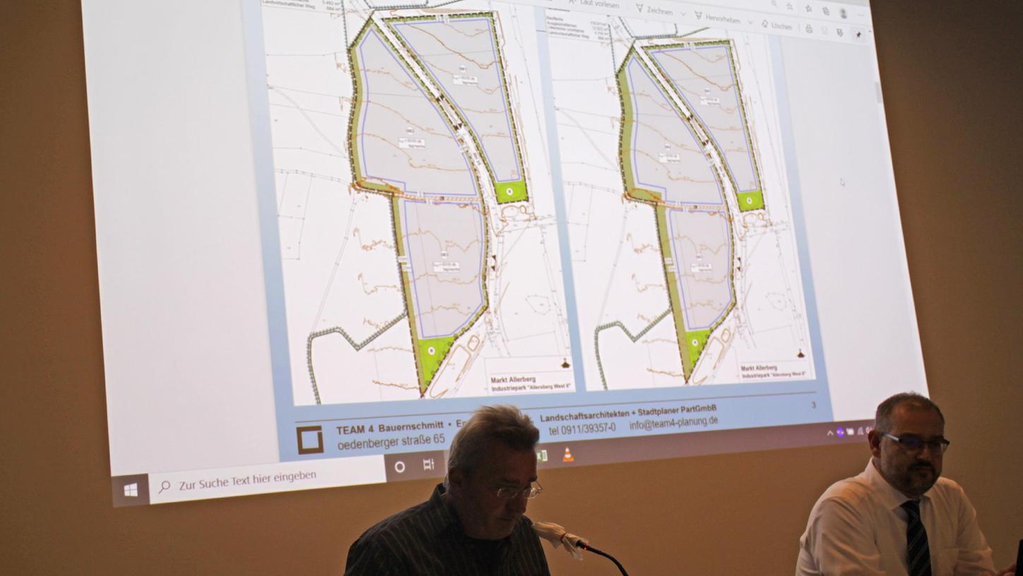 Schon im Herbst vergangenen Jahres erläuterten Planer Guido Bauernschmitt (links) und Bürgermeister Daniel Horndasch die Planung der Gewerbeflächen in "West II" nördlich, nordwestlich und westlich des Allersberger Regionalbahnhofs, die im Süden verkleinert wurden.