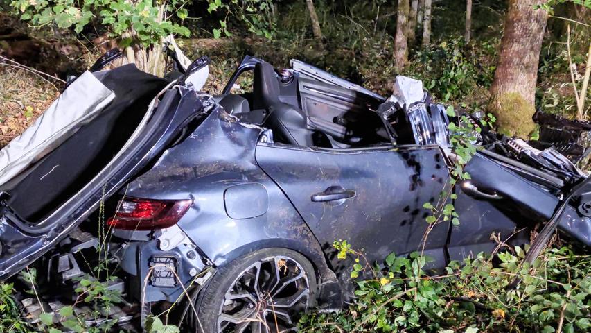 Auto prallt in Schwabach gegen Baum: Zwei Schwerverletzte