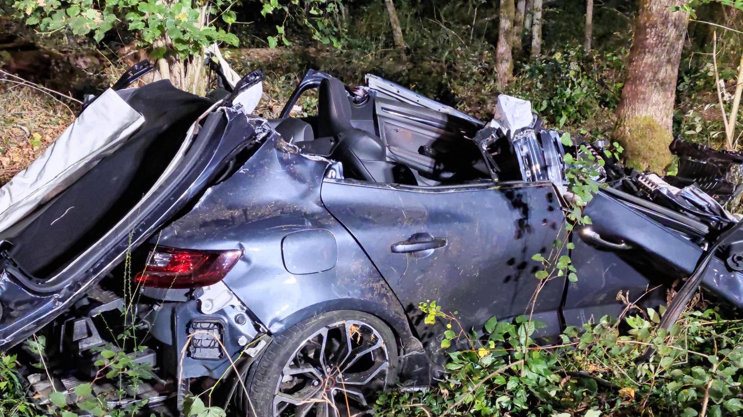 Bei einem Verkehrsunfall in Schwabach ist ein Auto mit zwei Insassen gegen einen Baum geprallt.