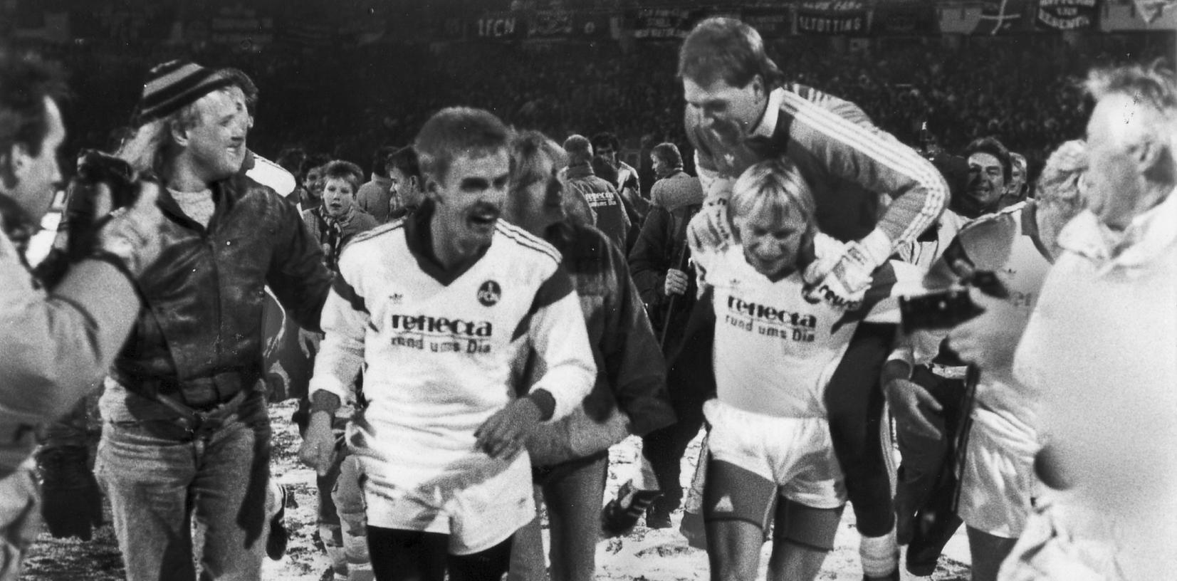 1989: Der 1. FCN schlug im ausverkauften Frankenstadion den Meister FC Bayern mit 4:0 Toren. Nach dem Sieg feiern die Fans die Club-Profis Ulf Metschies, Joachim Philipkowski und Andreas Köpke.