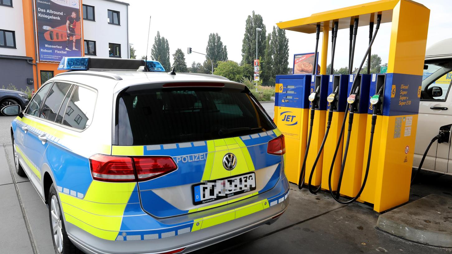 Wenn Kunden beim Bezahlen ihrer Tankrechnung keine Maske tragen wollen, stehen Tankstellenmitarbeiter schnell vor einem Dilemma.