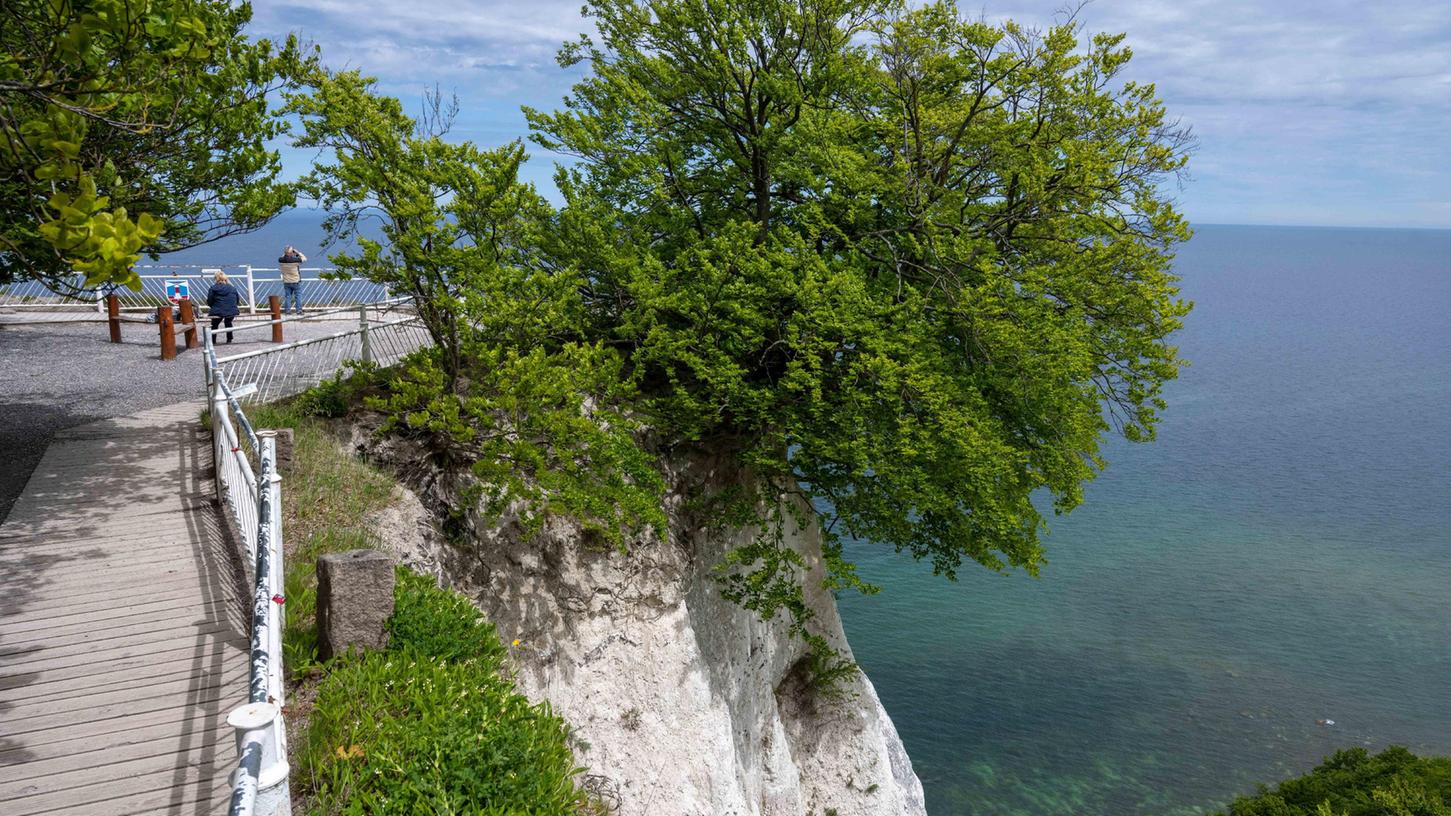 Touristen besuchen an der Steilküste im Nationalpark Jasmund auf der Insel Rügen den Aussichtspunkt Königsstuhl. Das ist wegen der Massen ein Problem, eine neue Brücke soll das lösen.
Touristen besuchen an der Steilküste im Nationalpark Jasmund auf der Insel Rügen den Aussichtspunkt Königsstuhl. Das ist wegen der Massen ein Problem, eine neue Brücke soll das lösen.