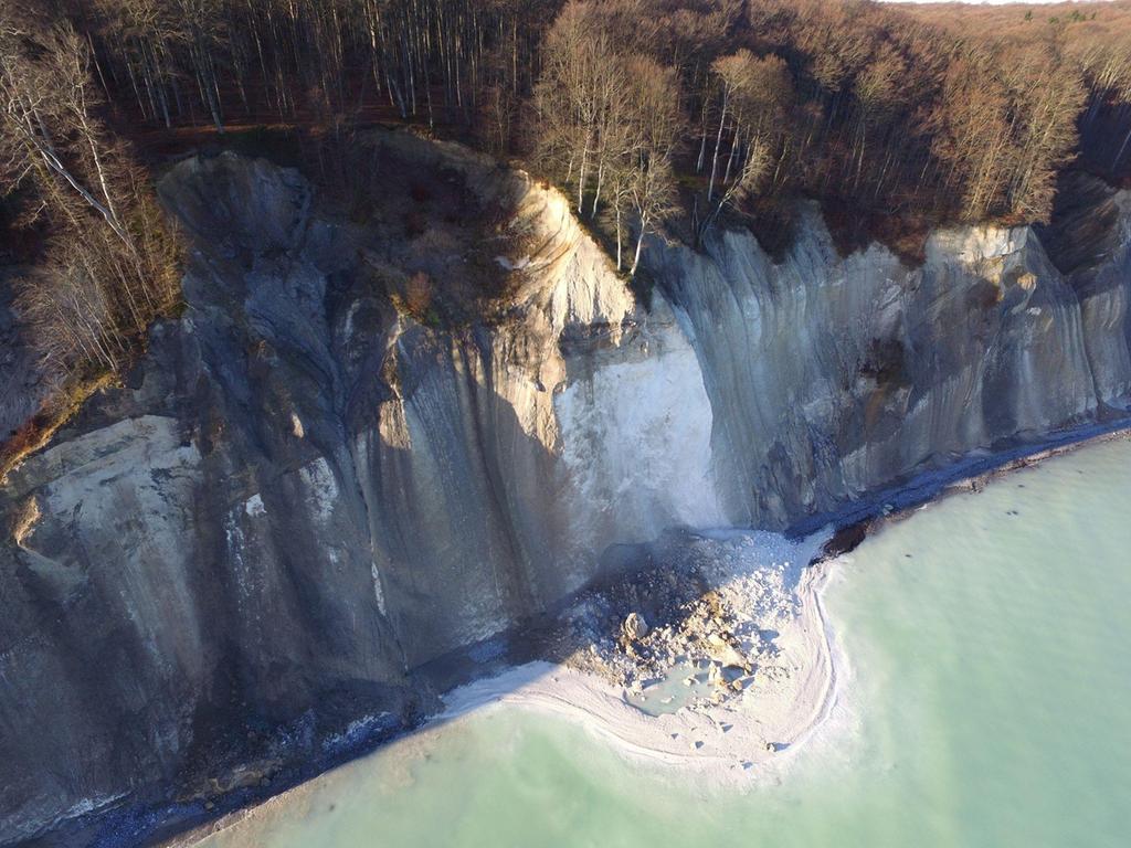 Die Kreidefelsen verschwinden: Hier ein Abbruch an der Steilküste im Norden Rügens zwischen Saßnitz und dem Königsstuhl.
Die Kreidefelsen verschwinden: Hier ein Abbruch an der Steilküste im Norden Rügens zwischen Saßnitz und dem Königsstuhl.