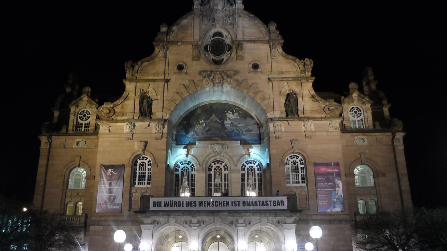 Das Opernhaus kann respekteinflößend sein für Menschen, die es noch nicht besucht haben. Doch wie geht man Niederschwelligkeit richtig an?