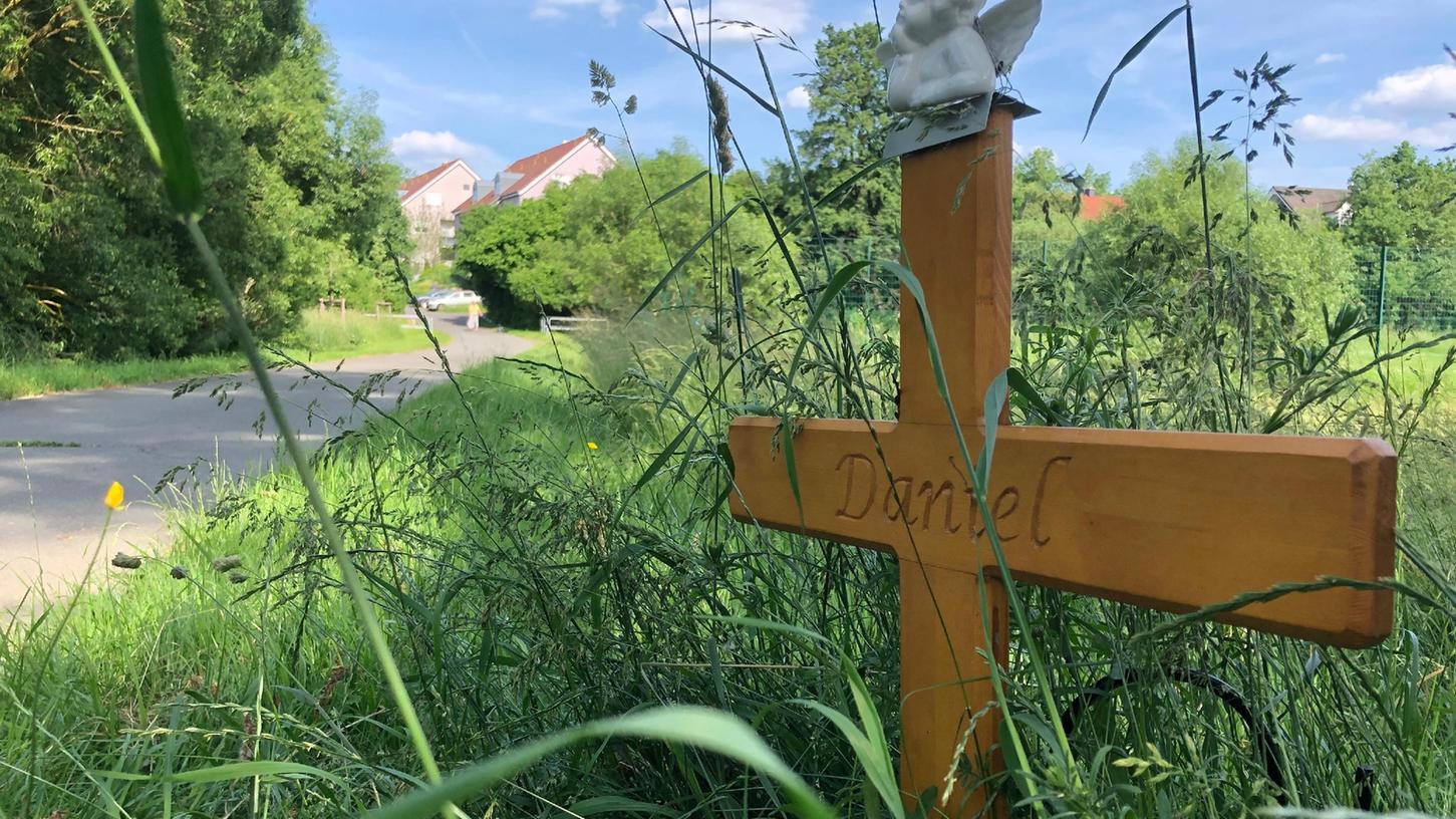 "Daniel" steht auf einem Holzkreuz und erinnert an den 24-Jährigen, der im Sommer 2020 nachts auf seinem Rad auf einem unbeleuchteten Weg nach Hause fuhr, als er im Dunkeln angegriffen und mit einem Messer getötet wurde.