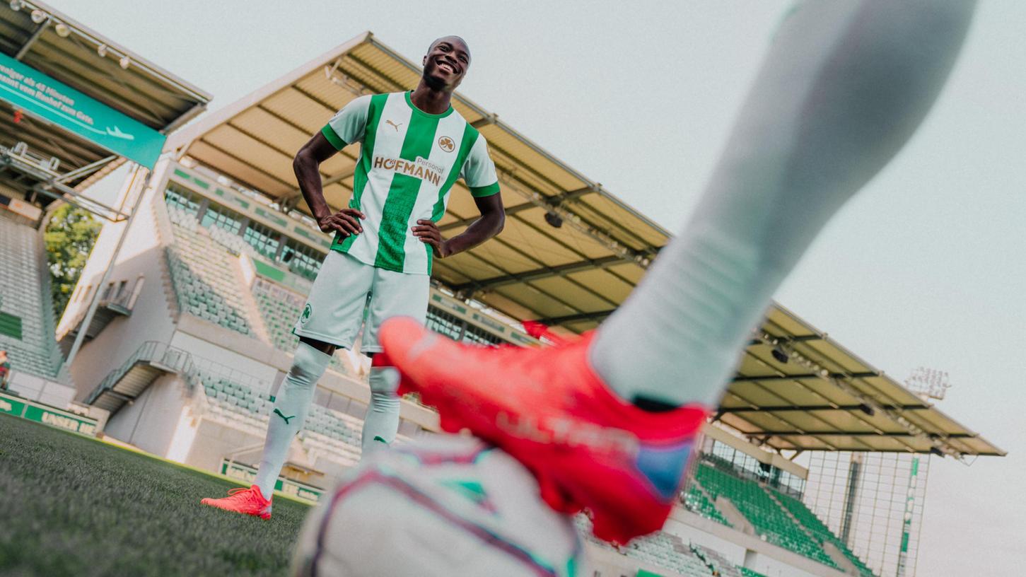 Dickson Abiama hat das weiß-grüne Sondertrikot schon mal Probe getragen. Am Freitagabend werden alle Fürther im neuen Dress auflaufen.
Dickson Abiama hat das weiß-grüne Sondertrikot schon mal Probe getragen. Am Freitagabend werden alle Fürther im neuen Dress auflaufen.