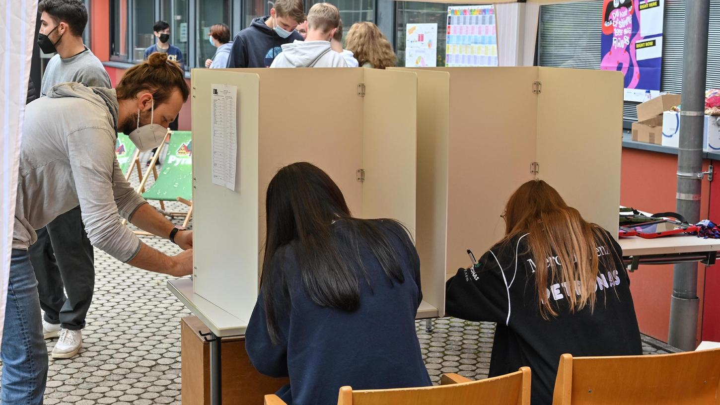 Hilpoltsteiner Mittelschüler bei der Stimmabgabe: Fast 300 junge Menschen nahmen an der U18-Wahl teil und übten so politische Bildung in der Praxis. Hilpoltsteiner Mittelschüler bei der Stimmabgabe: Fast 300 junge Menschen nahmen an der U18-Wahl teil und übten so politische Bildung in der Praxis.