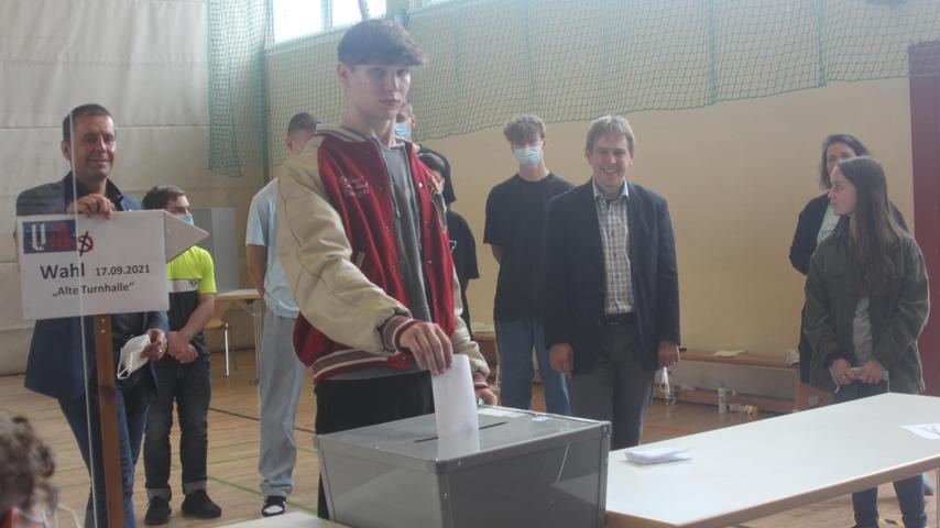 Fazit der Veranstalter: Die U18-Wahl hat wieder einmal einen verantwortungsvollen Umgang junger Menschen mit ihrer Stimme gezeigt. Unser Bild zeigt die Stimmabgabe in Georgensgmünd. Fazit der Veranstalter: Die U18-Wahl hat wieder einmal einen verantwortungsvollen Umgang junger Menschen mit ihrer Stimme gezeigt. Unser Bild zeigt die Stimmabgabe in Georgensgmünd.