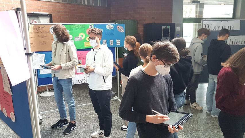 In der Fachoberschule in Schwabach fand die „Juniorwahl 2021“ für die Klassen 9 bis 13 statt. Die Vorbereitungen begannen schon Ende des vergangenen Schuljahrs.
In der Fachoberschule in Schwabach fand die „Juniorwahl 2021“ für die Klassen 9 bis 13 statt. Die Vorbereitungen begannen schon Ende des vergangenen Schuljahrs.